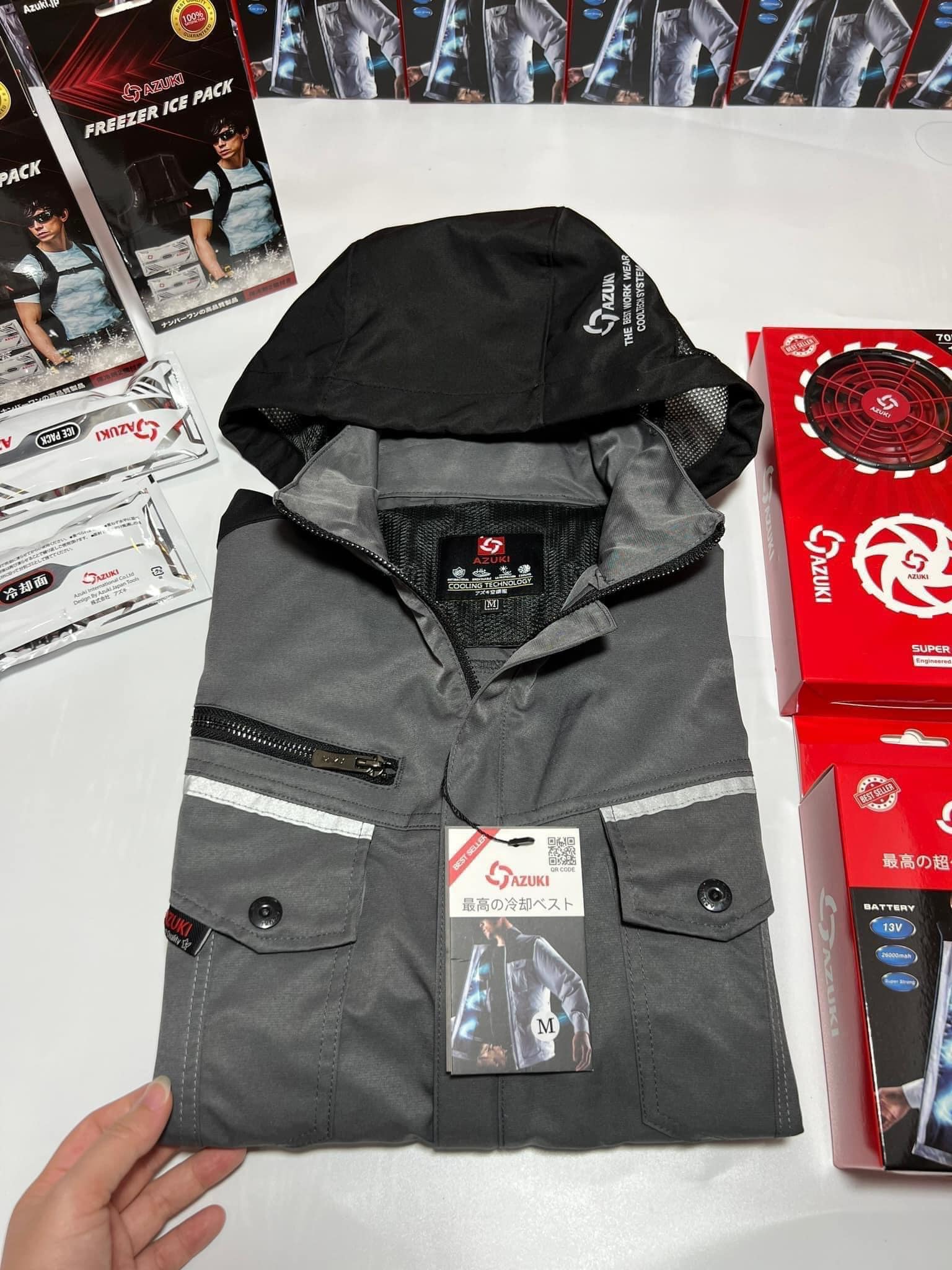 {Nhât Bản} Áo Điều Hòa AZUKI Nhật Bản Chính Hãng Quạt 13V Pin Lithium 26000mah Độ Bền Cao, Không Lo Chai Pin Hàng Fake, Siêu Mạnh Siêu Mát, Chống Nước, Dùng Liên Tục 9-25 Giờ, Tem Mác Hàng Chính Hãng, Dùng Môi Trường Lao Động Ngoài Trời, Quà Tặng Bố Mẹ Người Thân Mùa Nóng, Xuất Xứ Nhật Bản, Mẫu Mới 2025... 4 422654157 429097726219658 1154601786822055805 n